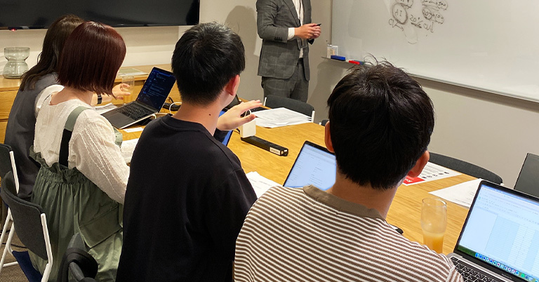 最新情報とアルゴリズムに基づいた広告運用のイメージ図