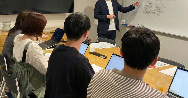 最新情報とアルゴリズムに基づいた広告運用のイメージ図